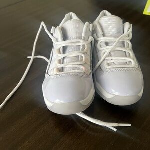 Jordan 11 low pure violet size 13y